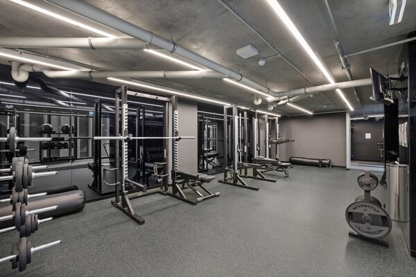 Foto van Modern, luxe appartement met 1 slaapkamer en balkon - gym