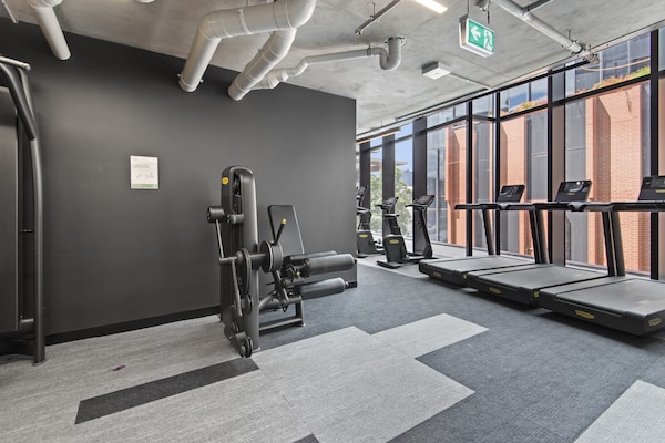 Foto van Modern, luxe appartement met 1 slaapkamer en balkon - gym