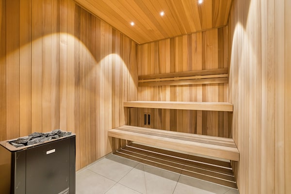 Foto van Modern, luxe appartement met 1 slaapkamer en balkon - Untagged