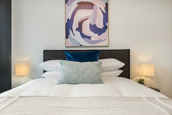 Foto van Modern, luxe appartement met 1 slaapkamer en balkon - BedRoom