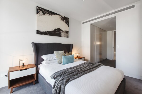 Foto van Chique 1-slaapkamerappartement met strak balkon nabij winkels - BedRoom