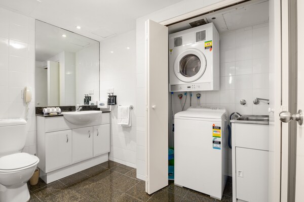 Foto van Moderne 1-slaapkamerappartement op de eerste verdieping met zwembad - BathRoom