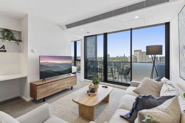 Foto van Elegant appartement met 2 slaapkamers, balkon en uitzicht op de stad - LivingRoom