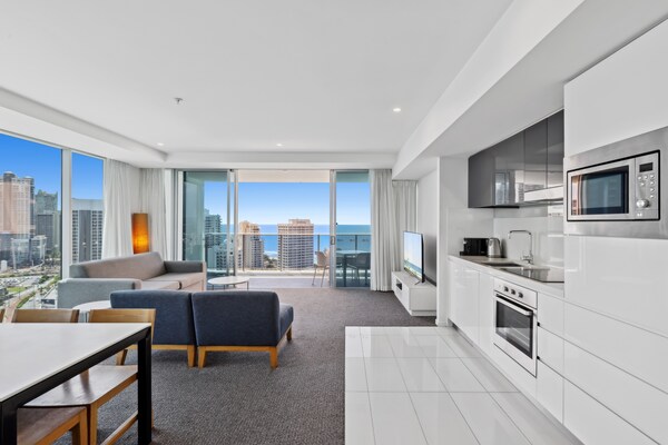 Foto van Modern 2-slaapkamerappartement met toegang tot zwembad in Surfers Paradise - LivingRoom