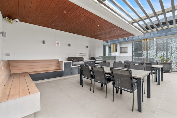 Foto van West End appartement met zwembad en BBQ-toegang - Vakantiehuis in West End - TerraceBalcony