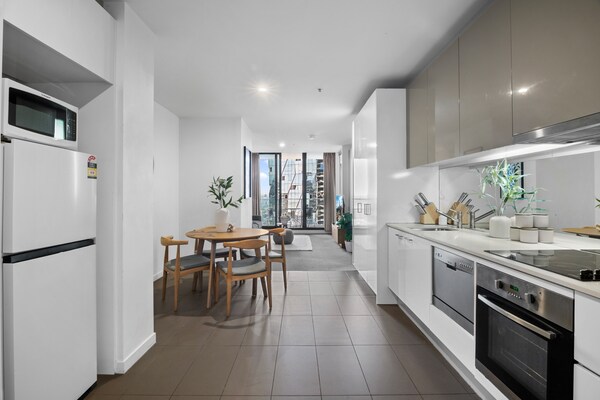 Foto van Appartement met 2 slapkamers in een hogbouwcomplex met zwembad en fitnessruimte. - Kitchen