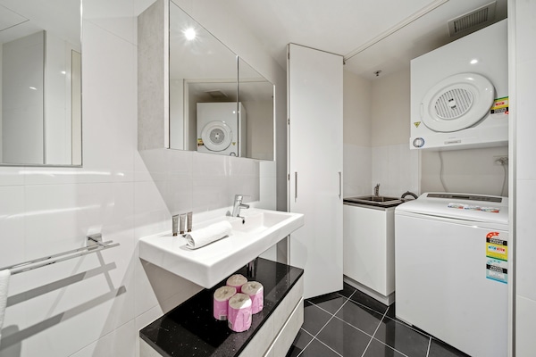 Foto van Stijlvol 1-slaapkamerappartement in het centrum met parkeerplaats - BathRoom