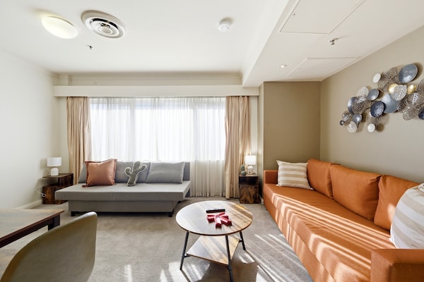 Foto van Stijlvol appartement met 2 slaapkamers, zwembad en parkeergelegenheid. - LivingRoom