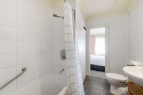 Foto van Stijlvol appartement met 2 slaapkamers, zwembad en parkeergelegenheid. - BathRoom