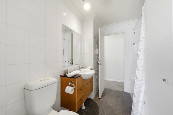 Foto van Stijlvol appartement met 2 slaapkamers, zwembad en parkeergelegenheid. - BathRoom