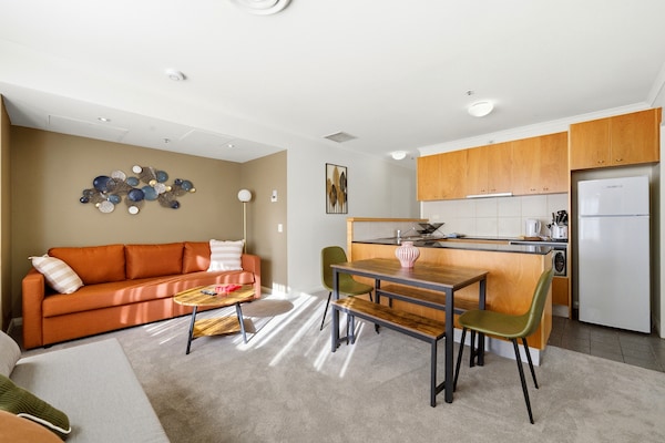Foto van Stijlvol appartement met 2 slaapkamers, zwembad en parkeergelegenheid. - LivingRoom