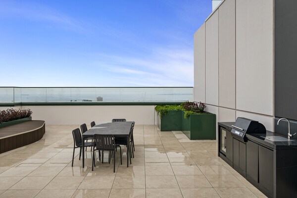 Foto van Sky-View appartement met 2 slaapkamers vlakbij St Kilda Beach - ExteriorSummer