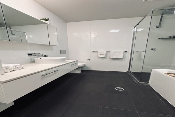 Foto van Stijlvol appartement met 1 slaapkamer in het centrum van Adelaide - BathRoom