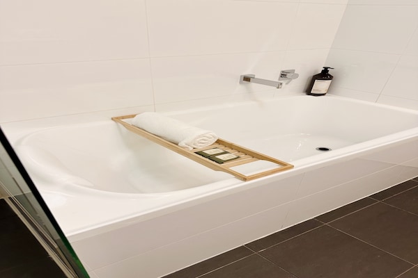 Foto van Stijlvol appartement met 1 slaapkamer in het centrum van Adelaide - BathRoom