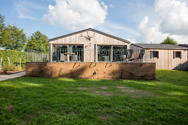 Foto van Weelderig chalet nabij het meer van Bütgenbach - Vakantiehuis in Wirtzfeld - ExteriorSummer