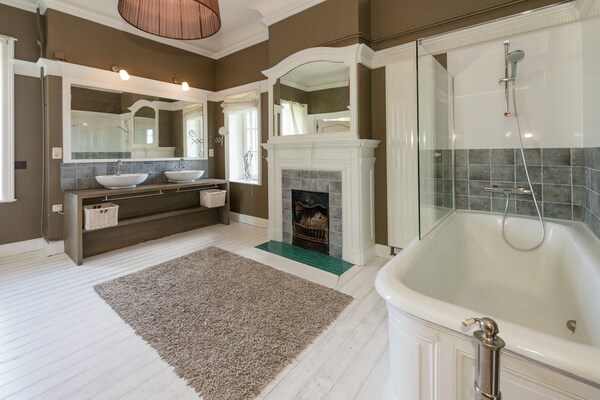 Foto van Luxe spakasteel met zwembad. - Vakantiehuis in Spa - BathRoom