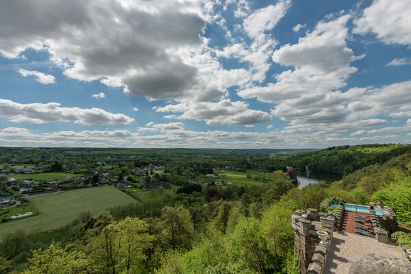 Foto van Luxe spakasteel met zwembad. - Vakantiehuis in Spa - ViewSummer