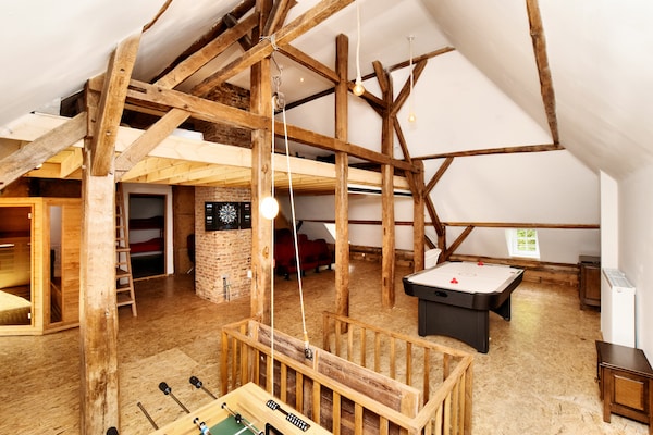 Foto van Rustiek vakantiehuis in Beauraing met verwarmd binnenzwembad - RecreationRoom