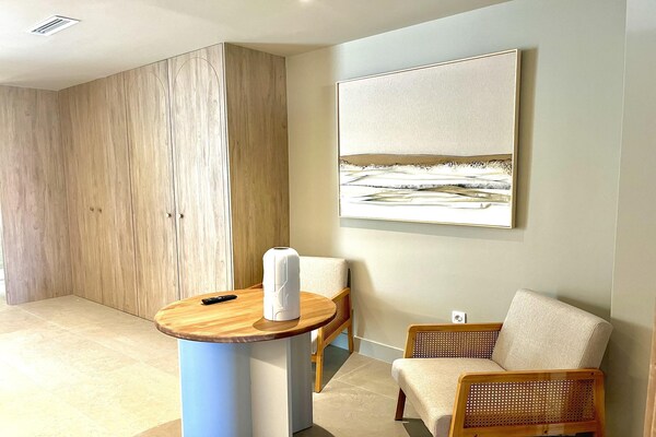 Foto van Appartement La Plaza 2 Deluxe met jacuzzi - Vakantiehuis in Alicante - LivingRoom