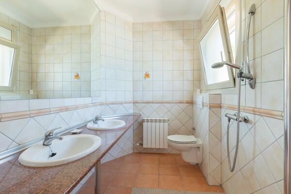 Foto van Luxe villa in Vilacolum met privézwembad - Vakantiehuis in Vilacolum - BathRoom