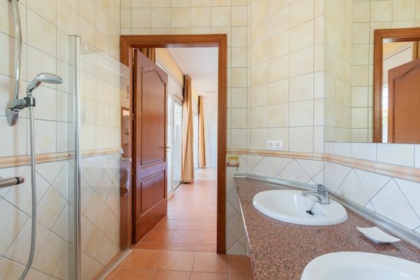 Foto van Luxe villa in Vilacolum met privézwembad - Vakantiehuis in Vilacolum - BathRoom