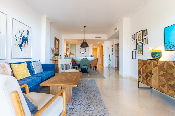 Foto van 3-Bedroom Apartment with Sea & Mountain Views - Vakantiehuis in Benahavís - LivingRoom
