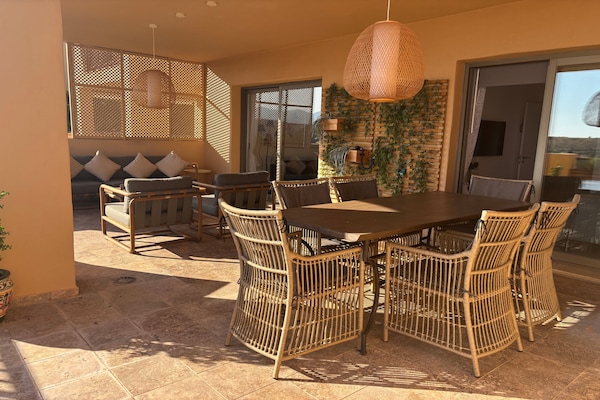 Foto van 3-Bedroom Apartment with Sea & Mountain Views - Vakantiehuis in Benahavís - TerraceBalcony