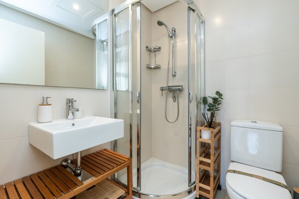 Foto van Charming 2-Bed Retreat Alcazaba Lagoon (304) - Vakantiehuis in Casares - BathRoom