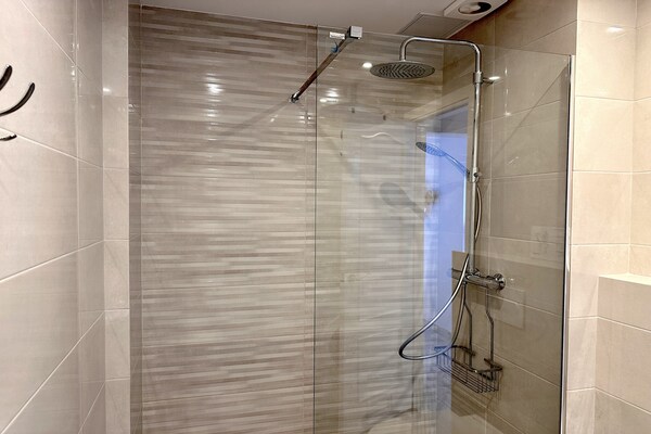 Foto van Appartement aan zee in Nerja bij El Salon - Vakantiehuis in Nerja - BathRoom