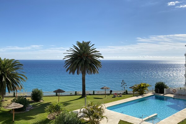 Foto van Appartement aan zee in Nerja bij El Salon - Vakantiehuis in Nerja - PoolOfHouse