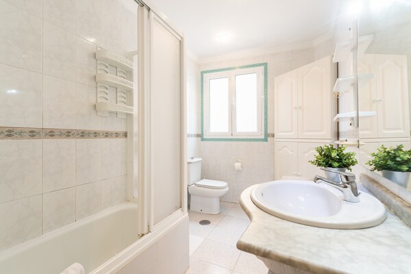 Foto van Huis bij Playa de Las Canteras met Tuin - Vakantiehuis in Las Palmas de Gran Canaria - BathRoom