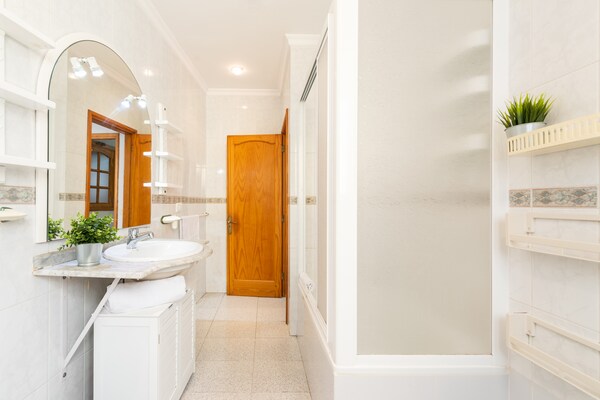 Foto van Huis bij Playa de Las Canteras met Tuin - Vakantiehuis in Las Palmas de Gran Canaria - BathRoom