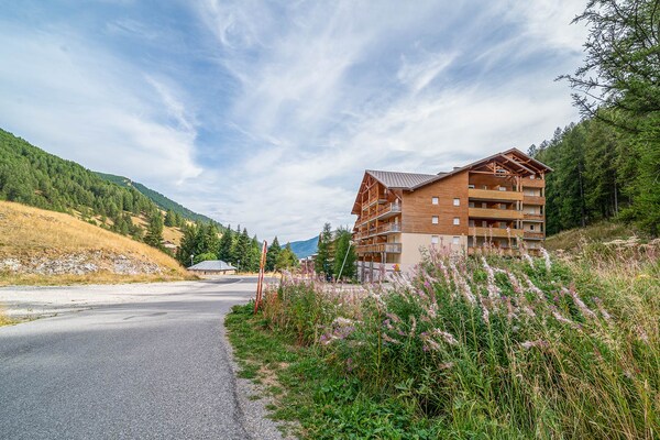 Foto van Appartement in Franse Alpen met Zwembad - Vakantiehuis in Allos - Outdoor