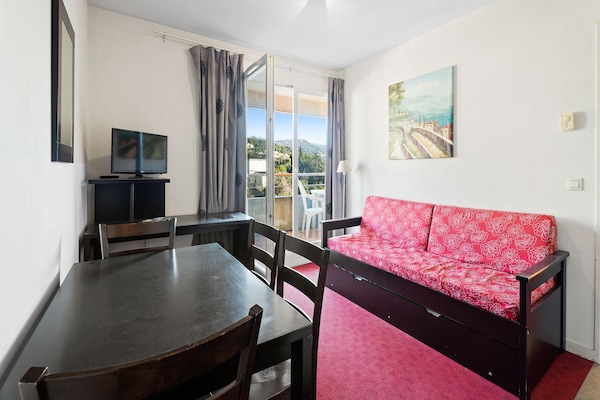Foto van Chique, lichte zwembadoase in Grasse - Vakantiehuis in Grasse - DiningRoom