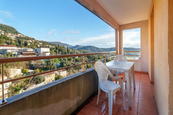 Foto van Chique, lichte zwembadoase in Grasse - Vakantiehuis in Grasse - TerraceBalcony