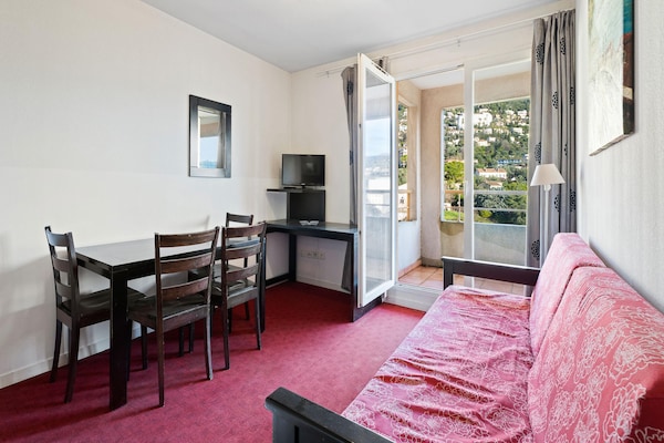 Foto van Chique, lichte zwembadoase in Grasse - Vakantiehuis in Grasse - LivingRoom