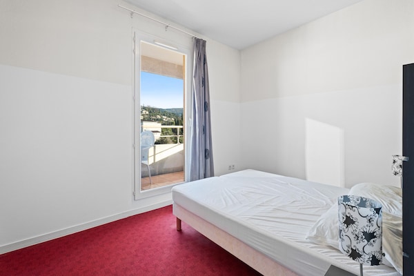 Foto van Chique, lichte zwembadoase in Grasse - Vakantiehuis in Grasse - BedRoom