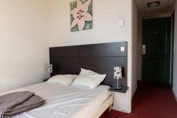 Foto van Zonnige ontsnapping op heuvel met zwembad, Grasse - Vakantiehuis in Grasse - BedRoom