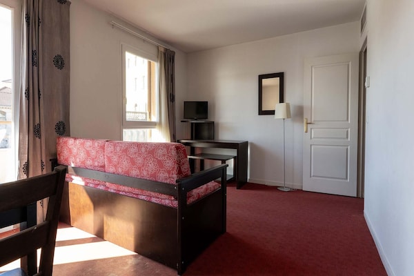 Foto van Zonnige ontsnapping op heuvel met zwembad, Grasse - Vakantiehuis in Grasse - LivingRoom