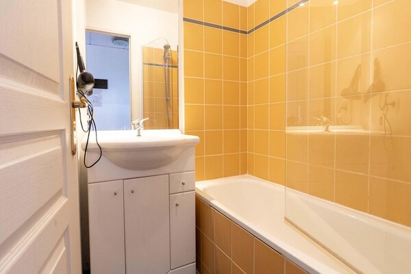 Foto van Zonnige ontsnapping op heuvel met zwembad, Grasse - Vakantiehuis in Grasse - BathRoom