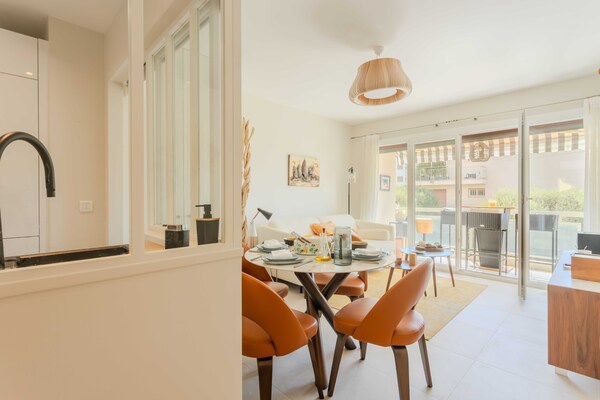 Foto van Licht appartement met airconditioning en uitzicht op zee - Antibes - Untagged