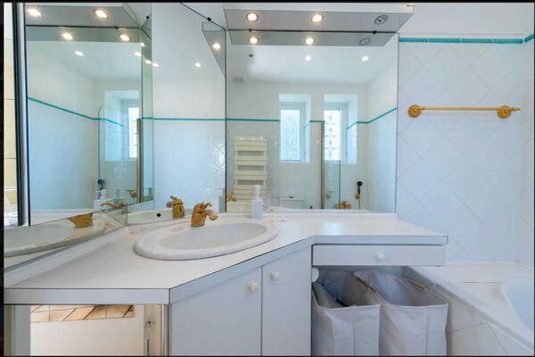 Foto van Penthouse met zeezicht en zwembad, airconditioning, 6 personen – Cannes - Untagged