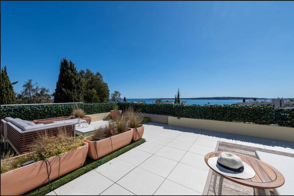Foto van Penthouse met zeezicht en zwembad, airconditioning, 6 personen – Cannes - Untagged