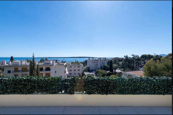 Foto van Penthouse met zeezicht en zwembad, airconditioning, 6 personen – Cannes - Untagged