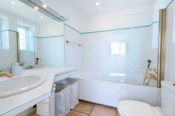 Foto van Penthouse met zeezicht en zwembad, airconditioning, 6 personen – Cannes - Untagged
