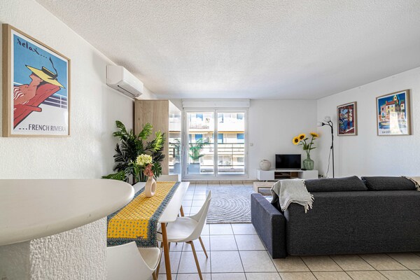 Foto van Licht appartement met één slaapkamer, parkeerplaats en terras. - Untagged
