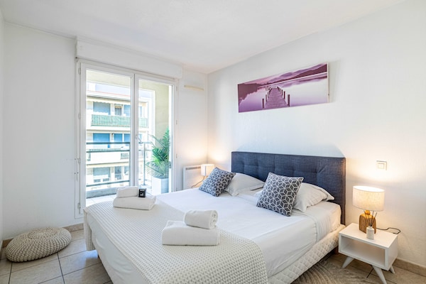 Foto van Licht appartement met één slaapkamer, parkeerplaats en terras. - Untagged