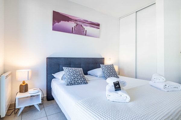 Foto van Licht appartement met één slaapkamer, parkeerplaats en terras. - Untagged