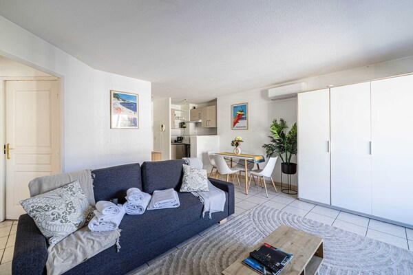 Foto van Licht appartement met één slaapkamer, parkeerplaats en terras. - Untagged