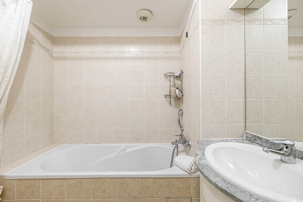 Foto van Licht appartement met één slaapkamer, parkeerplaats en terras. - Untagged